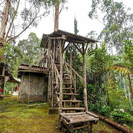 Oyo Homes 90915 Eco Tourism Desa Cihanjuang Rahayu Ciwangun Indah Camp Villas Bongkar Buitenkant foto