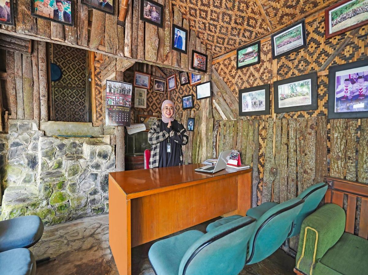 Oyo Homes 90915 Eco Tourism Desa Cihanjuang Rahayu Ciwangun Indah Camp Villas Bongkar Buitenkant foto