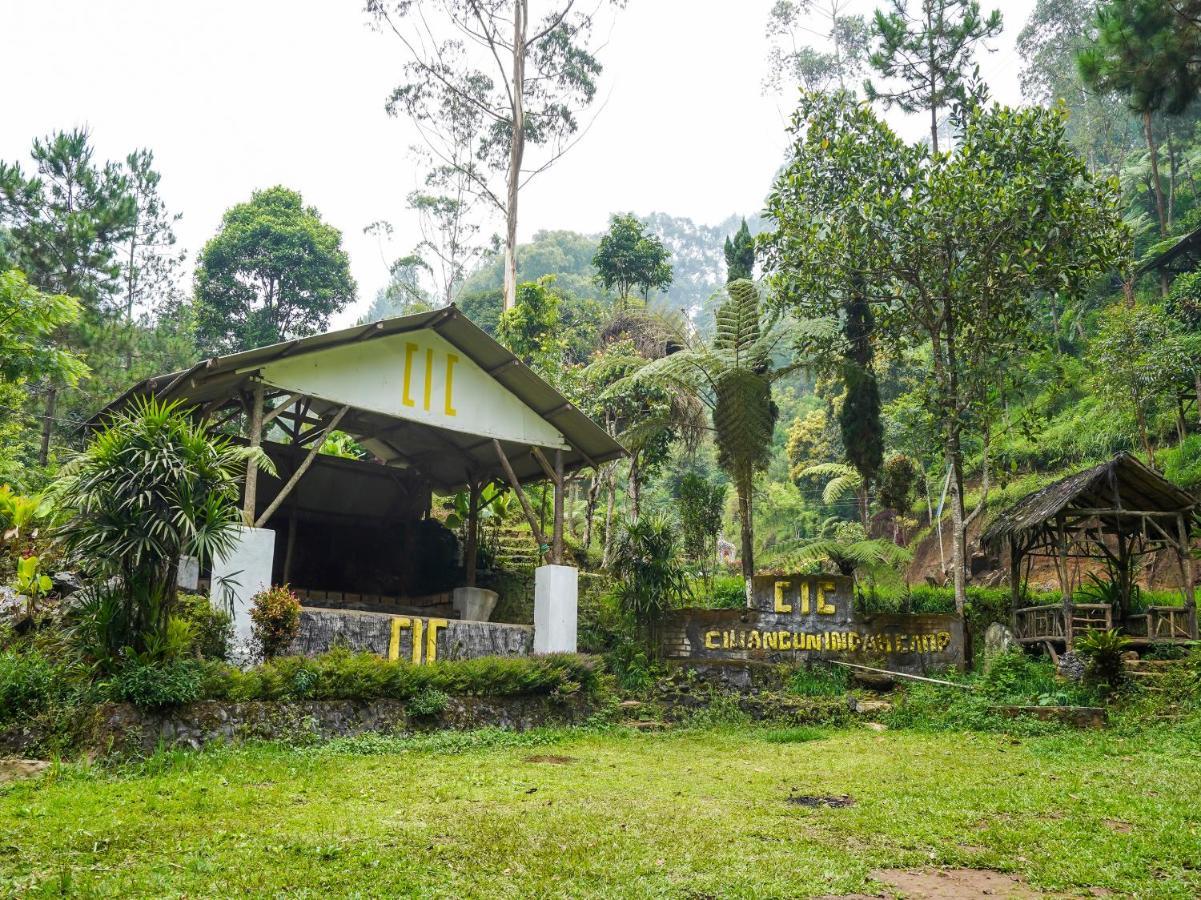Oyo Homes 90915 Eco Tourism Desa Cihanjuang Rahayu Ciwangun Indah Camp Villas Bongkar Buitenkant foto