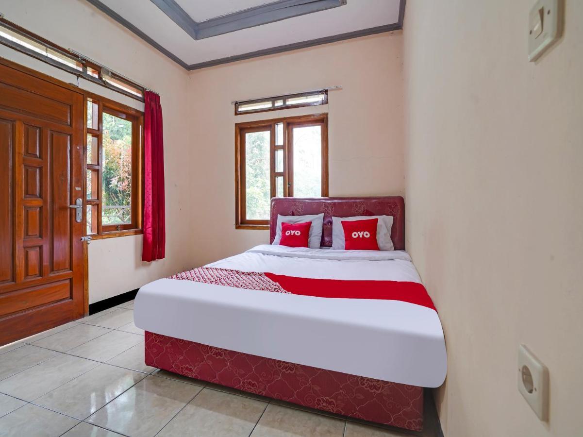 Oyo Homes 90915 Eco Tourism Desa Cihanjuang Rahayu Ciwangun Indah Camp Villas Bongkar Buitenkant foto