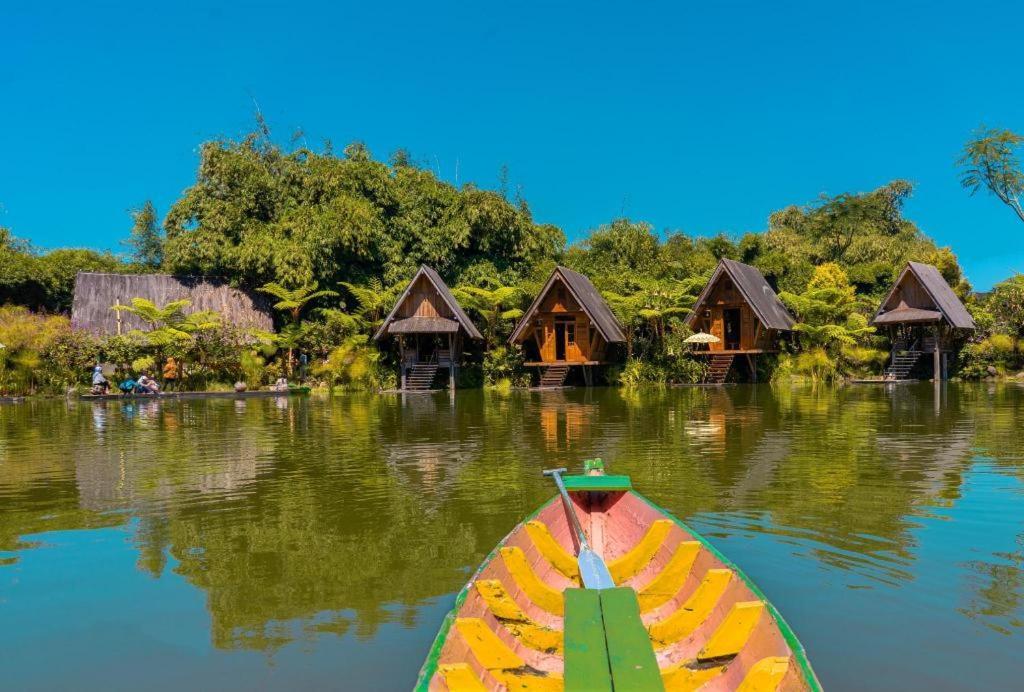 Oyo Homes 90915 Eco Tourism Desa Cihanjuang Rahayu Ciwangun Indah Camp Villas Bongkar Buitenkant foto