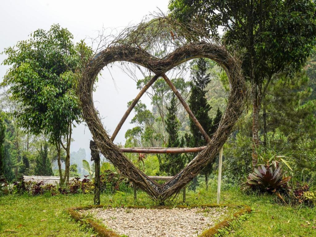 Oyo Homes 90915 Eco Tourism Desa Cihanjuang Rahayu Ciwangun Indah Camp Villas Bongkar Buitenkant foto