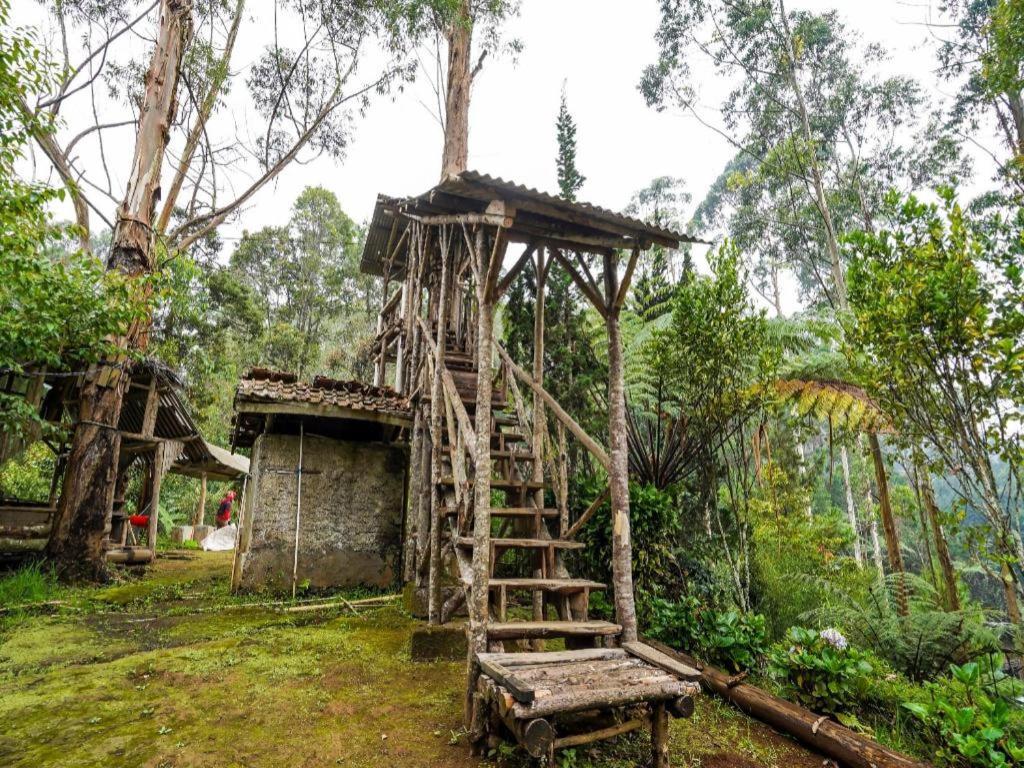 Oyo Homes 90915 Eco Tourism Desa Cihanjuang Rahayu Ciwangun Indah Camp Villas Bongkar Buitenkant foto